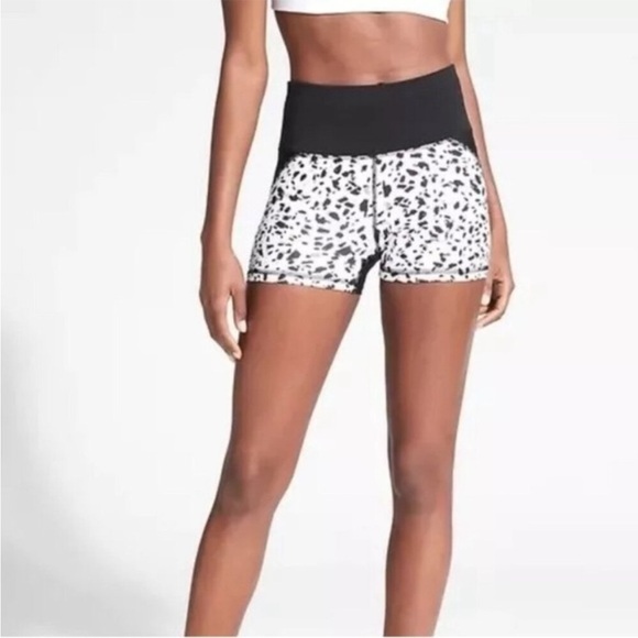 Athleta Stealth Shortie White Black Animal Print Athletic Shorts Size Large - Picture 1 of 6